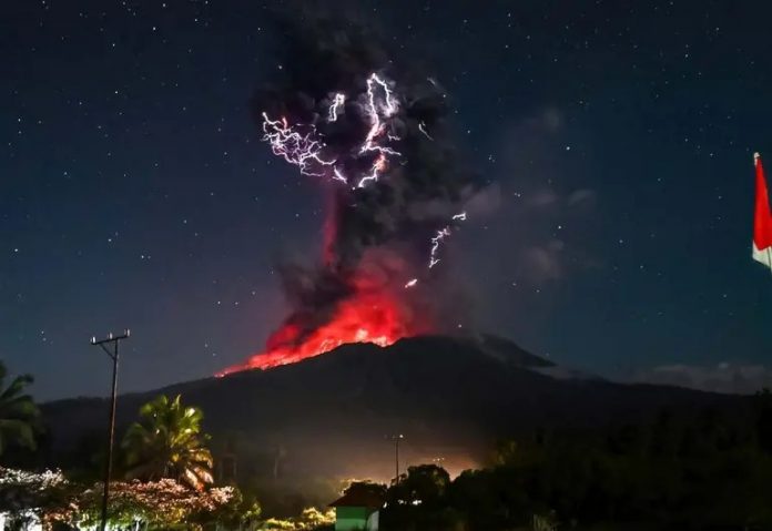 Foto: Erupción de volcán en Indonesia