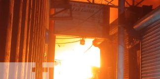 Foto: Voraz incendio arrasa tramos del Mercado Oriental/TN8