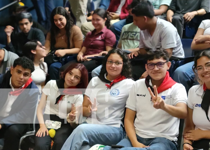 Foto: Entrega de becas a estudiantes de la UNI / TN8