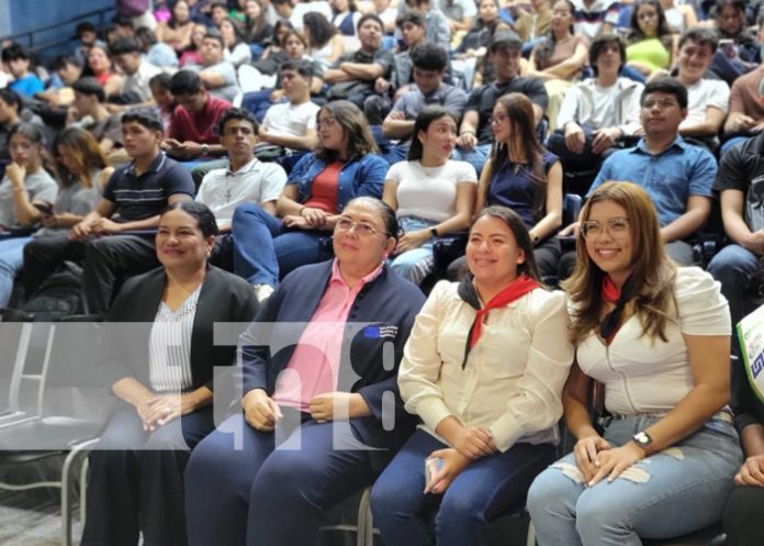 Foto: Entrega de becas a estudiantes de la UNI  / TN8 Foto: Entrega de becas a estudiantes de la UNI / TN8