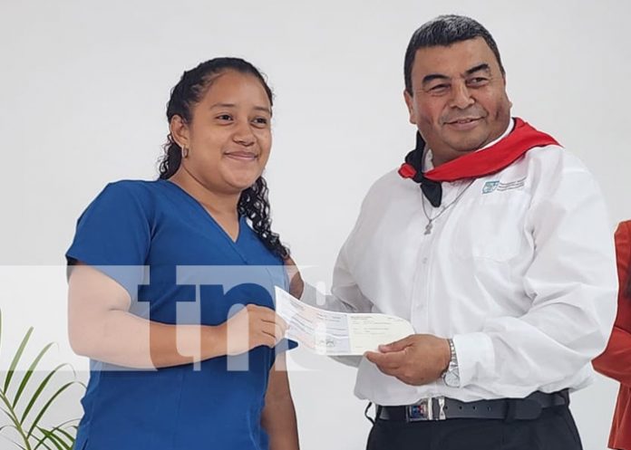 Foto: Entrega de becas en la Universidad Ricardo Morales Avilés / TN8 Foto: Entrega de becas en la Universidad Ricardo Morales Avilés / TN8