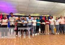 Foto: Entrega de becas en la Universidad Casimiro Sotelo / TN8