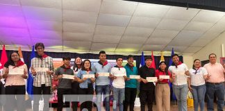 Foto: Entrega de becas en la Universidad Casimiro Sotelo / TN8