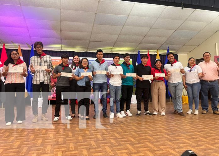 Foto: Entrega de becas en la Universidad Casimiro Sotelo / TN8 Foto: Entrega de becas en la Universidad Casimiro Sotelo / TN8