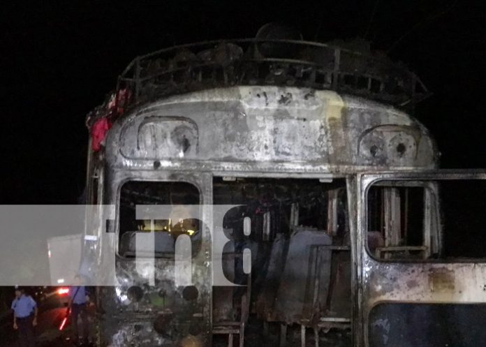 Foto: Bus quemado en el Empalme de Teustepe / TN8 Foto: Bus quemado en el Empalme de Teustepe / TN8
