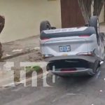 Como película de acción, chocan vehículos en la 27 de Mayo, Managua (VIDEO) Foto: Vuelco de vehículo en Managua tras fuerte choque / TN8