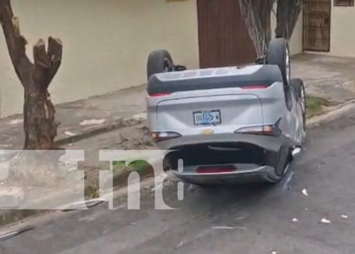 Foto: Vuelco de vehículo en Managua tras fuerte choque / TN8