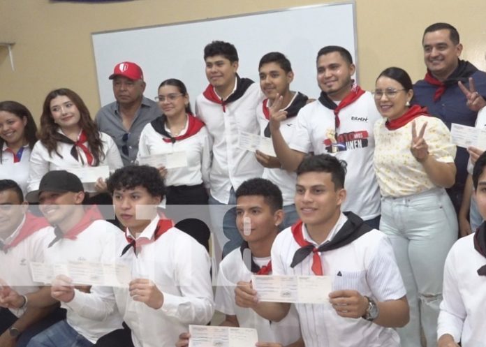 Foto: Entrega de becas en Estelí / TN8 Foto: Entrega de becas en Estelí / TN8