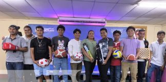 Foto: Entrega de material deportivos para centros tecnológicos en Granada / TN8