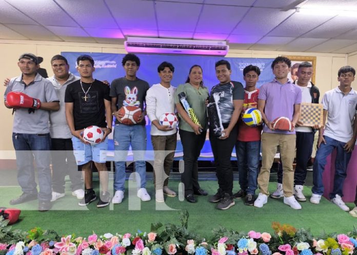 Foto: Entrega de material deportivos para centros tecnológicos en Granada / TN8 Foto: Entrega de material deportivos para centros tecnológicos en Granada / TN8