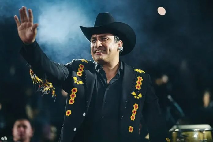 Foto: Julión Álvarez llega al Estadio Soberanía /Cortesía Foto: Julión Álvarez llega al Estadio Soberanía /Cortesía