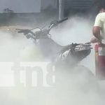 Y de pronto… ¡la moto en llamas! Extraño suceso en las calles de Jalapa Foto: Incendio de una moto en Jalapa, Nueva Segovia / TN8