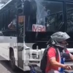 Ardió Troya en San Judas (Managua) MR4 embiste a vehículo tras unos «tapazos» Foto: Violento altercado en el barrio San Judas, Managua, por bus de la MR4/ TN8