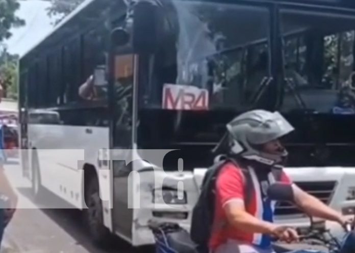 Foto: Violento altercado en el barrio San Judas, Managua, por bus de la MR4/ TN8 Foto: Violento altercado en el barrio San Judas, Managua, por bus de la MR4/ TN8