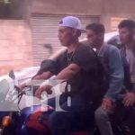 ¡Lindos se miran! Sin casco y en una misma moto como si fuera bus de Masaya Foto: Trío de irresponsables en una moto por las calles de Masaya / TN8