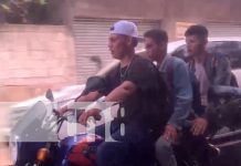 Foto: Trío de irresponsables en una moto por las calles de Masaya / TN8