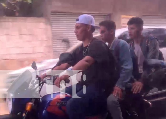 Foto: Trío de irresponsables en una moto por las calles de Masaya / TN8