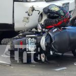 Motorizado comete imprudencia y manda al hospital a su mamá en Managua Foto: Accidente en la Rotonda Cristo Rey, Managua / TN8