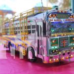 Niño de Mulukukú transforma desechos en réplicas de vehículos impresionantes