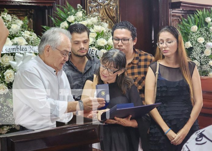 Foto: Homenaje póstumo al arqueólogo Jorge Espinoza / TN8 Foto: Homenaje póstumo al arqueólogo Jorge Espinoza / TN8