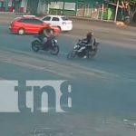 Impactante video: Brutal choque entre motos cerca de la Rotonda La Virgen, Managua Foto: Terrible accidente en el Distrito VI de Managua / TN8