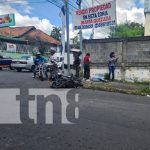 «¡Ando sin licencia!»: Motorizada sufre accidente en Bolonia, Managua Foto: Accidente cerca de la Mansión Teodolinda, en Managua / TN8