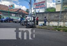 «¡Ando sin licencia!»: Motorizada sufre accidente en Bolonia, Managua Foto: Accidente cerca de la Mansión Teodolinda, en Managua / TN8