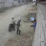 Cobarde abandona a su pareja durante asalto en Santa Elena, Ecuador (VIDEO) Foto: Indignación en Ecuador /Cortesía
