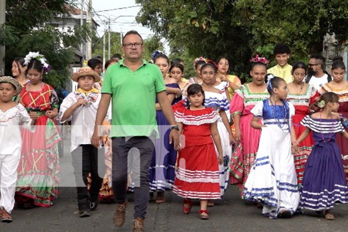 Foto: Estudiantes rinden homenaje en el desfile “Todos somos San Jacinto” /TN8 Foto: Estudiantes rinden homenaje en el desfile “Todos somos San Jacinto” /TN8