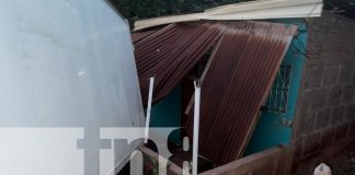 Foto: Camión con fallas mecánicas retrocede y choca contra hogar familiar/TN8