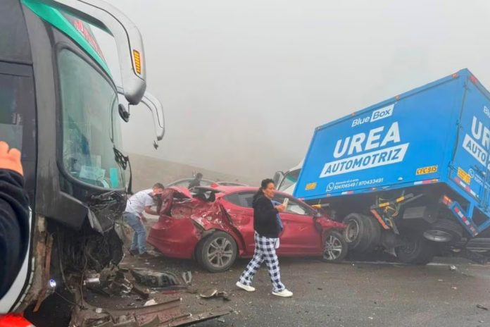 Foto: Tragedia en Perú: neblina provoca choque masivo de 14 vehículos /Cortesía Foto: Tragedia en Perú: neblina provoca choque masivo de 14 vehículos /Cortesía