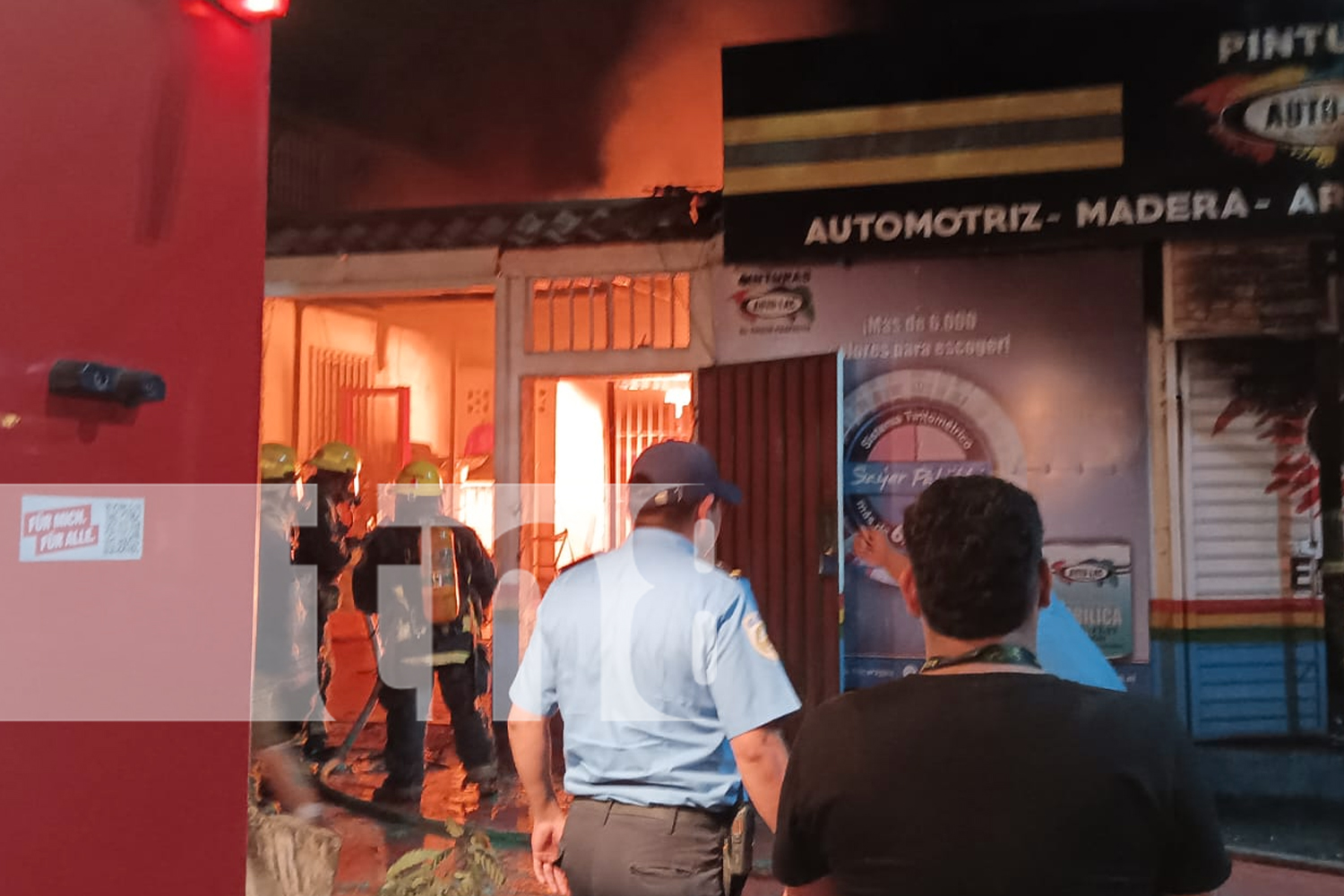 Foto: Fuerte incendio en las cercanías del Mercado Iván Montenegro en Managua/TN8
