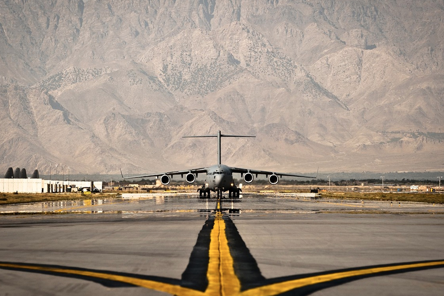 Foto:Adolescente afgano escondido en tren de aterrizaje de avión/Cortesía