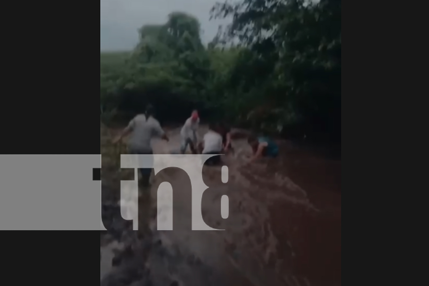 Foto: Imprudencia casi termina en tragedia: jóvenes arrastrados por río en Chinandega/TN8