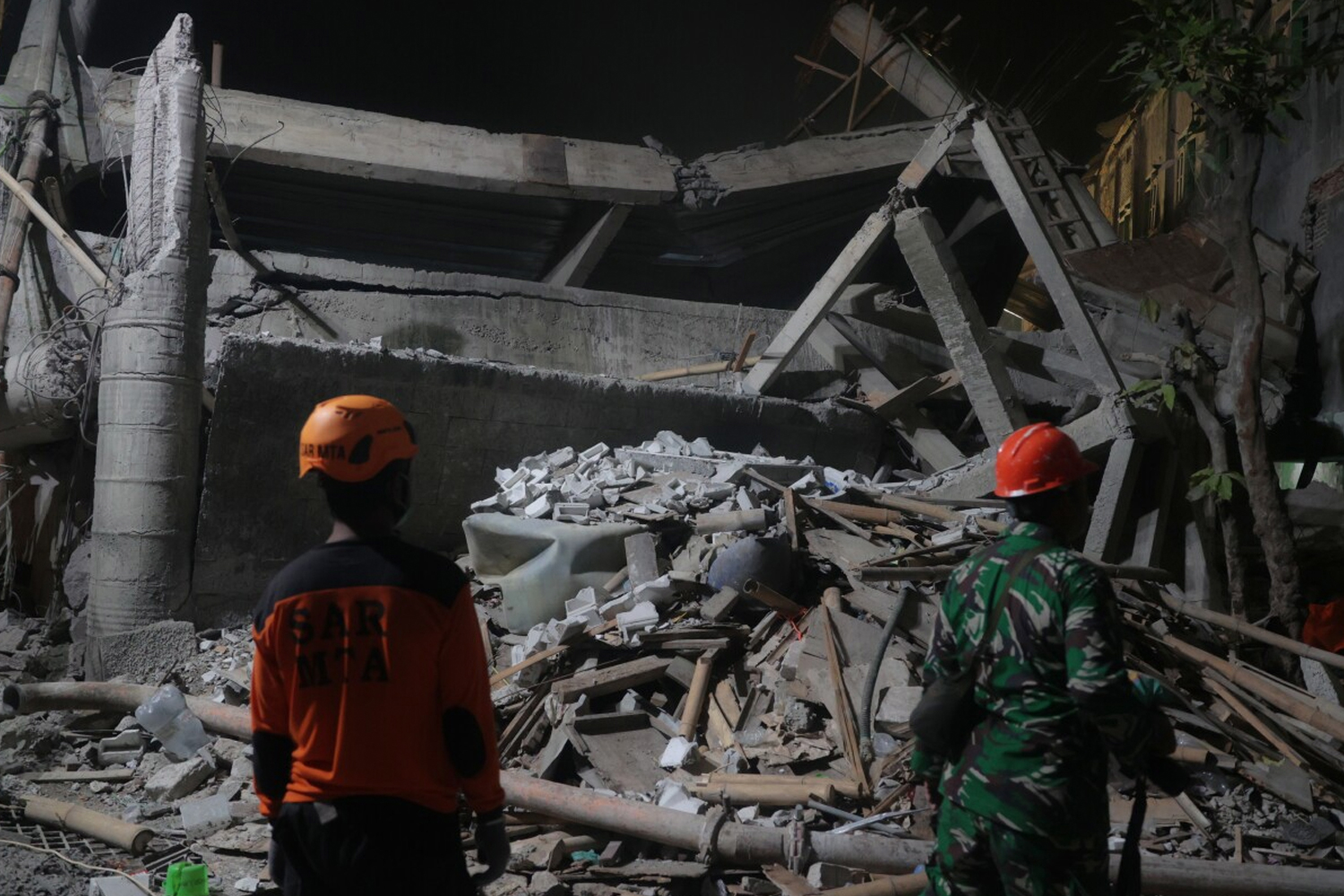 Foto: Colapso de una escuela en Indonesia /Cortesía