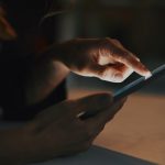 Lo que tu celular le hace a tus ojos cuando lo usas en la oscuridad Foto: Tu celular podría dejarte ciego /cortesía