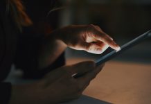 Lo que tu celular le hace a tus ojos cuando lo usas en la oscuridad Foto: Tu celular podría dejarte ciego /cortesía