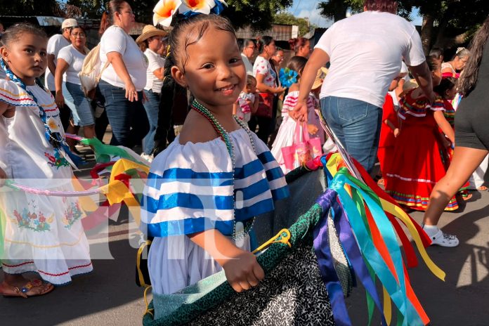 2 Foto: El Reparto Schick vibra de orgullo patrio con espectacular desfile escolar/TN8