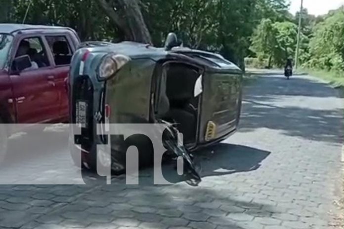 Foto: Volcadura de taxi en Granada deja solo pérdidas materiales /TN8 Foto: Volcadura de taxi en Granada deja solo pérdidas materiales /TN8