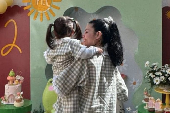 Foto:Cazzu celebra a Inti, pero seguidores notan ausencia de Nodal/Cortesía