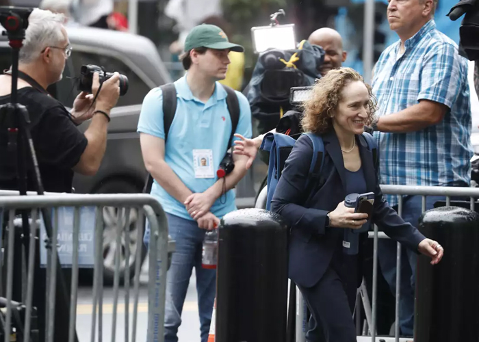 Foto: Justin Baldoni y la abogada de Diddy /cortesía