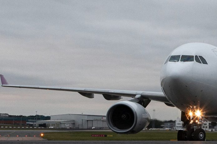 2 Foto:Adolescente afgano escondido en tren de aterrizaje de avión/Cortesía