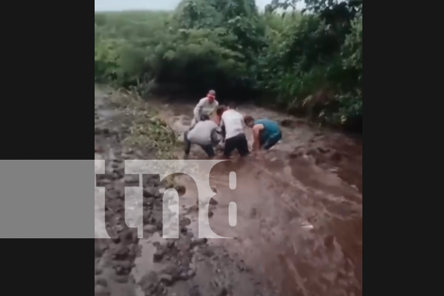 Foto: Imprudencia casi termina en tragedia: jóvenes arrastrados por río en Chinandega/TN8