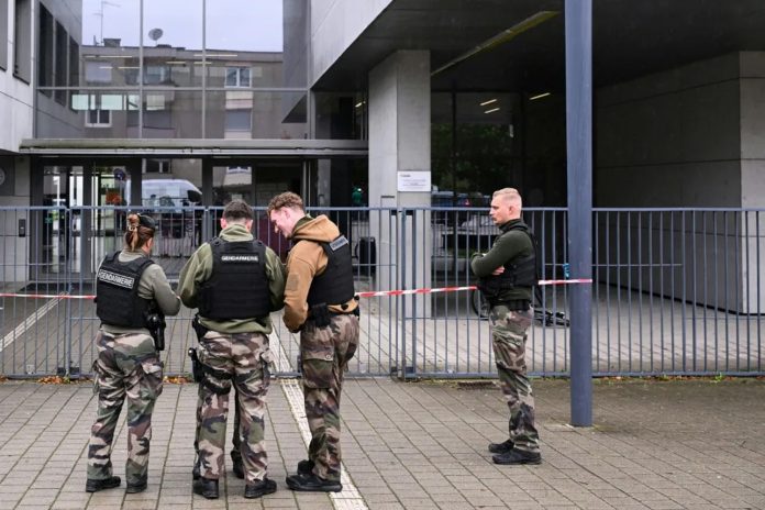 Foto: Detenido en Francia un chico de 14 tras acuchillar a una profesora /Cortesía Foto: Detenido en Francia un chico de 14 tras acuchillar a una profesora /Cortesía