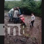 Imprudencia casi termina en tragedia: jóvenes arrastrados por río en Chinandega  Foto: Imprudencia casi termina en tragedia: jóvenes arrastrados por río en Chinandega/TN8