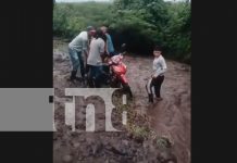 Imprudencia casi termina en tragedia: jóvenes arrastrados por río en Chinandega Foto: Imprudencia casi termina en tragedia: jóvenes arrastrados por río en Chinandega/TN8