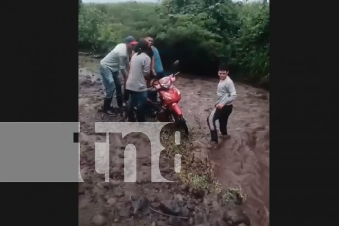 3 Foto: Imprudencia casi termina en tragedia: jóvenes arrastrados por río en Chinandega/TN8