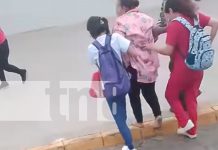 Chofer de la Ruta 175 es aplaudido por su rápida acción para salvar una vida en Managua Foto: Chofer en Managua salva a mujer herida/TN8