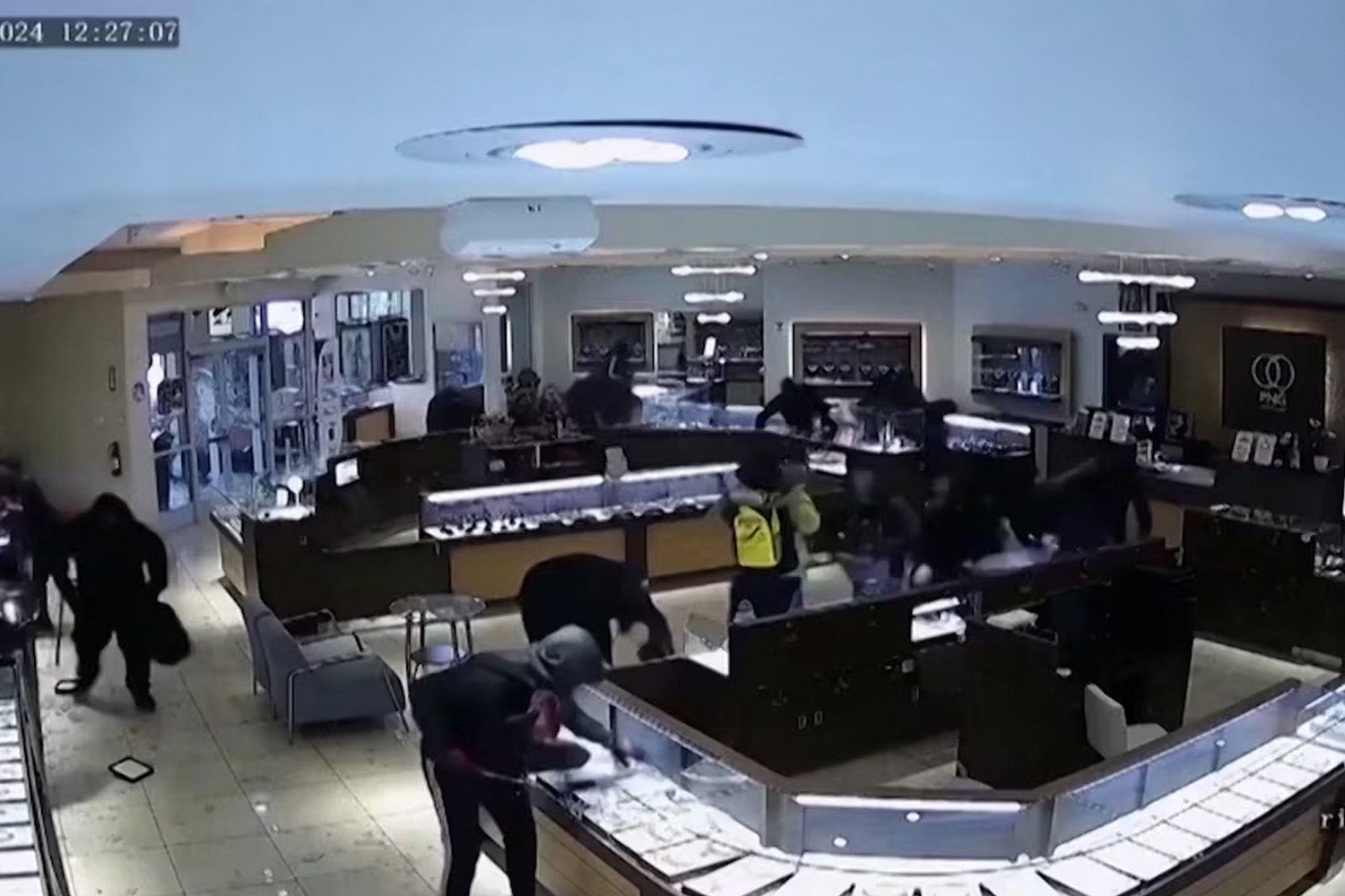 Foto: Cámara graba robo millonario en joyería de California /Cortesía