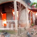 Bomberos logran sofocar incendio que amenazaba varias viviendas en Rosita Foto: viviendas en Rosita calcinada en su totalidad/TN8